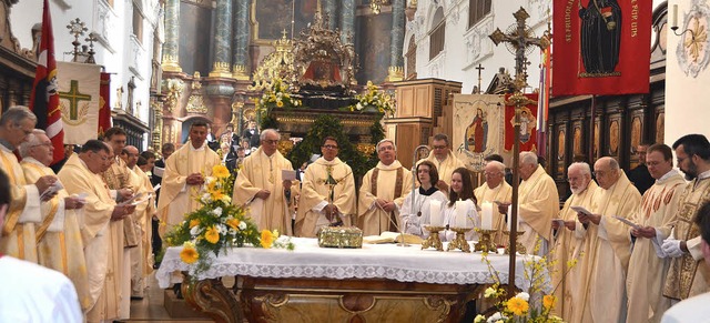 Voll war es beim Pontifikalamt zu Ehre...igen und dahinter Chor und Orchester.   | Foto: Michael Gottstein
