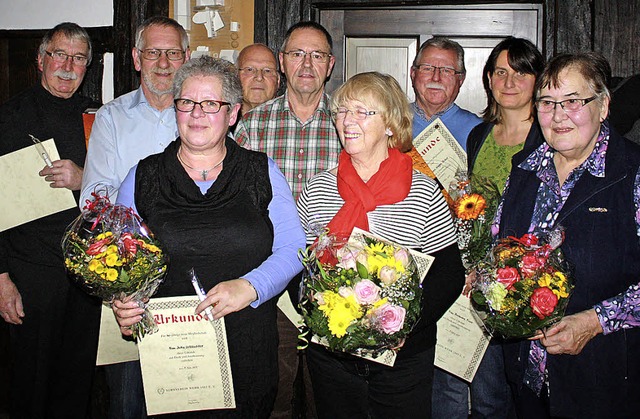 Treue Mitglieder (von links): Hansjrg...en Probst, Barbara Fien, Erna Schmitz   | Foto: Gerd Leutenecker