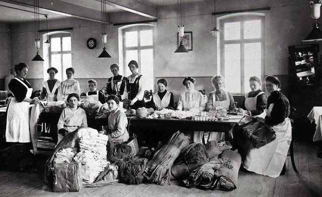 Weibliche Heimarmee: Die Arbeits-Ausga...le des Frauenvereins vom Roten Kreuz.   | Foto: Stadtarchiv