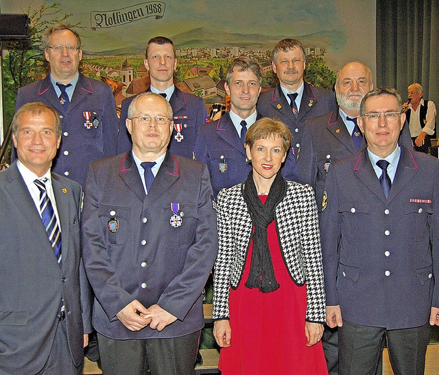 <Text>Die Geehrten mit den Honoratiore...tadtbrandmeister Gerhard Salg</Text>.   | Foto: Heinz Vollmar