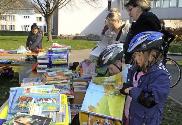 Whlen in Spielsachen und Bchern  | Foto: Albert Greiner