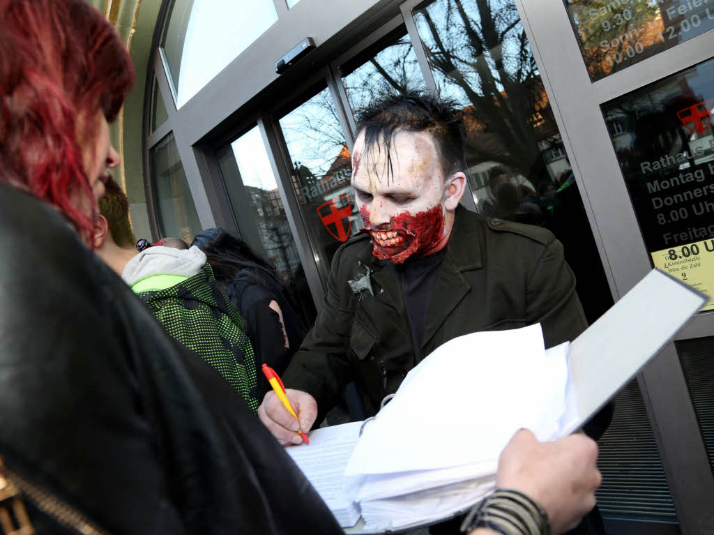 Zombies und Untote gruseln sich durch Freiburg. Zombies und Untote gruseln sich durch Freiburg.