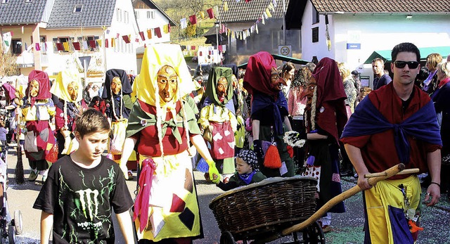 Bei herrlichem Frhjahrswetter zogen i...-Fa-Umzug lockte die Massen ins Dorf.   | Foto: Heiner Fabry