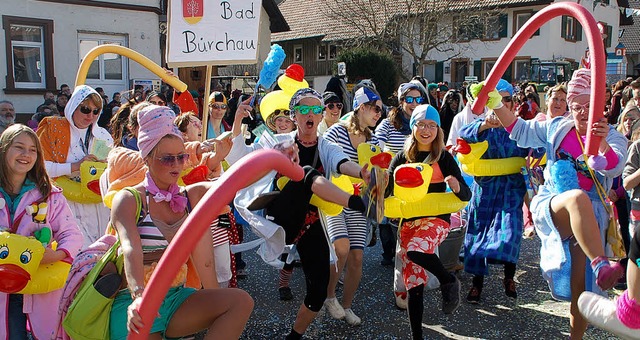 Aus dem knftigen Kurbad Brchau zogen...dete Narren tanzend durchs Nachbardorf  | Foto: Edgar Steinfelder