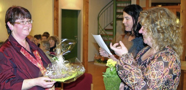 Die Silberne Vereinsehrennadel erhielt... Vorsitzenden Maria Jaschke (rechts).   | Foto: Rmmele