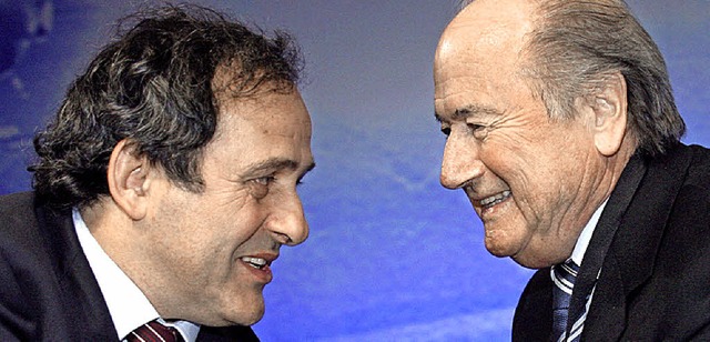 Michel Platini (links) und Joseph Blatter   | Foto: dpa