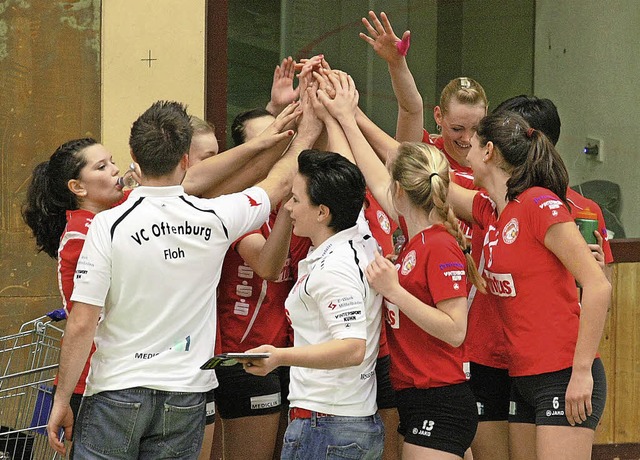 Wieder gemeinsam in der Halle: Trainerin und Mannschaft des VC Offenburg.    | Foto: Alexandra Buss