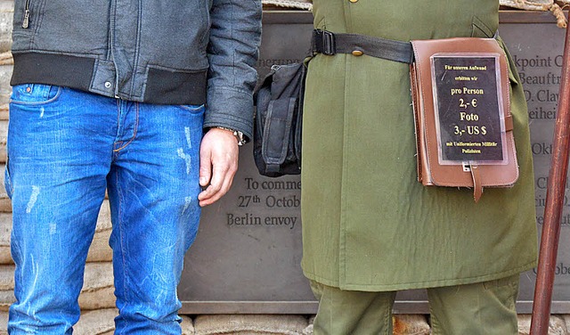 Der Preis steht auf der Tasche: Zwei E...schen Soldaten am Checkpoint Charlie.   | Foto: DPA