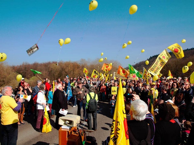 Protest gegen Atomkraft auf der Rheinbrcke bei Sasbach.  | Foto: Michael Haberer