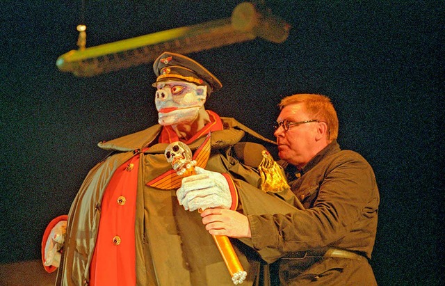 Neville Tranter mit seinem Schicklgruber/Hitler-Stck  | Foto: B&Z