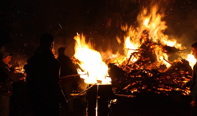 Hoch loderten die Flammen beim Scheibe...cheiben standen Schwedenfeuer bereit.   | Foto: Christiane Franz