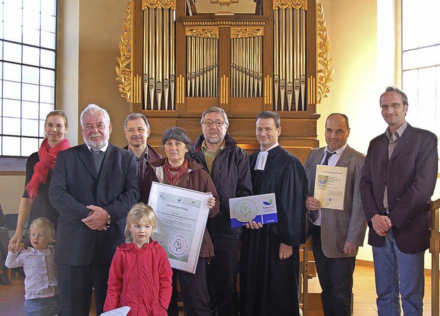 Im Namen der evangelischen Landeskirch...oser (von rechts) aus dem Umweltteam.   | Foto: Pia Grttinger