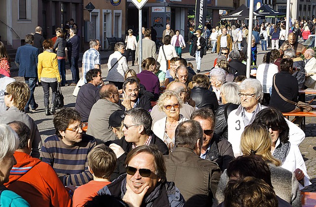 Frhjahrsmarkt mit verkaufsoffenem Son... autofreien Kenzinger Hauptstrae ein.  | Foto: Ilona Hge