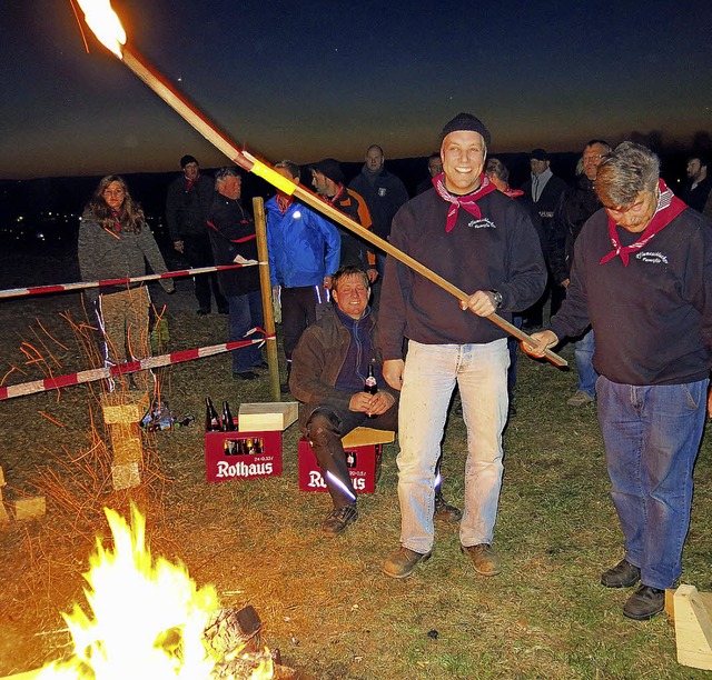 Am wrmenden Vorfeuer bergibt Rudi Te...snetfeuermeister der Pflumeschlucker.   | Foto: Erhard Morath