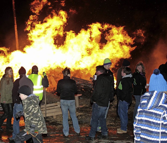 Die Flammen schlugen weit beim diesjh...sen &#8211; fast ein bisschen zu weit.  | Foto: Dorothee Kuhlmann