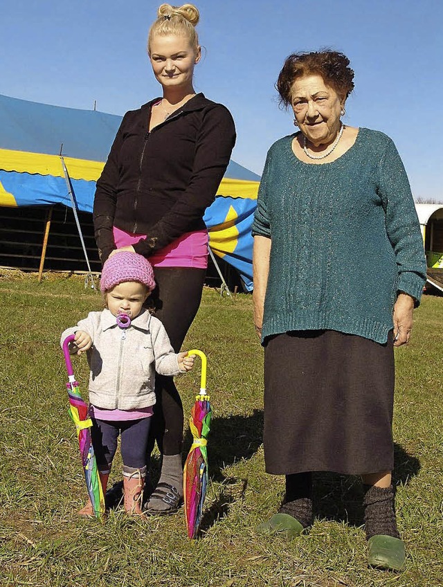 Drei von vier Generationen des Zirkus ...arline Zinnecker und Urenkelin Chanel.  | Foto: karin wortelkamp