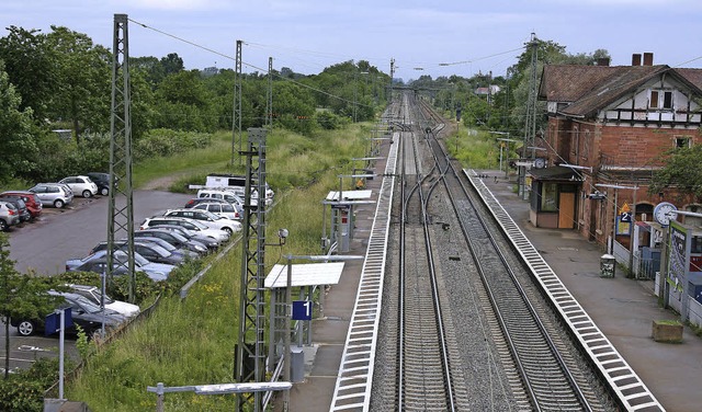 Nrdlich des Bahnhofs knnten links un...ast zwei Jahren bereits zugesagt hat.   | Foto: theo Weber