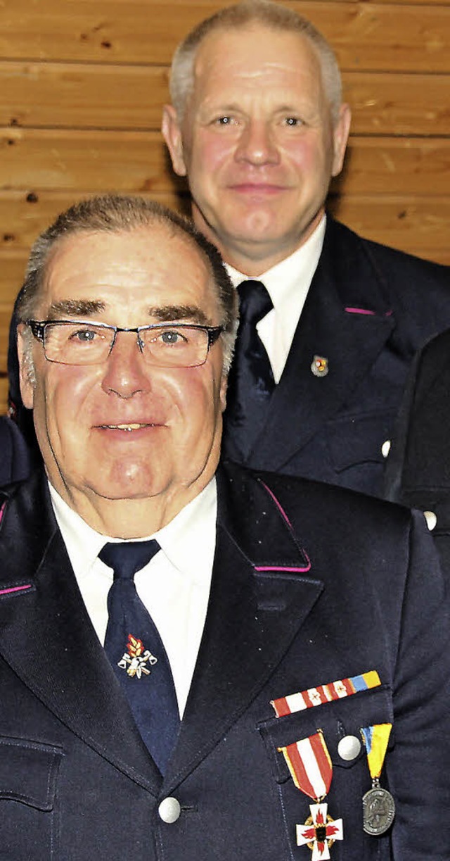 Johann Dressel (links) und  Josef Ruf sind seit 50 Jahren Feuerwehrleute.   | Foto: Eva Korinth