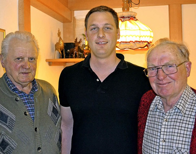 Ehrungen bei Schnaus  Anglern (von li... Patrick Comann ( Bildmitte ) geehrt.  | Foto: Paul Berger