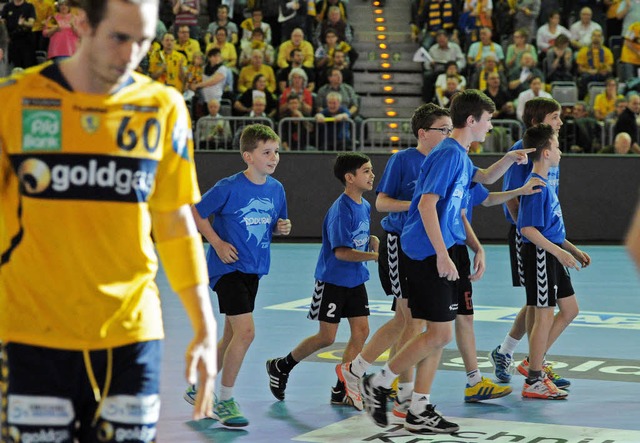 David Simicevic (&#8222;2&#8220; auf der Hose) beim Einlauf   | Foto: Bettina Schaller