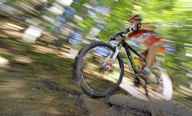 Spa am Sport: Ein junger Mountainbiker auf einer Tour durch den Wald.   | Foto: dpa