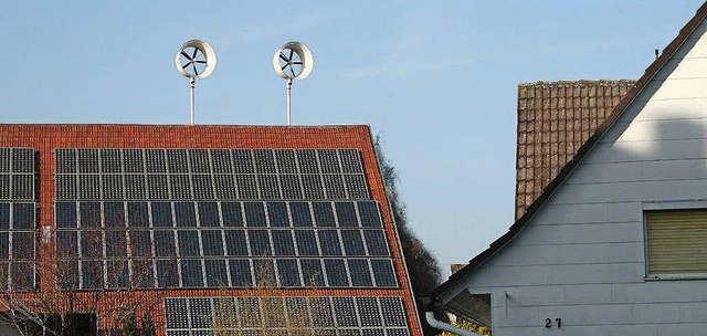 Zwei kleine Windrder hat der Elektrom...nem Gebude in Ottenheim installiert.   | Foto: Martin Frenk