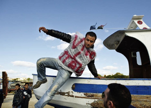 Dieser Flchtling hat&#8217;s geschaff...ralten Boot landete er auf Lampedusa.   | Foto: AFP