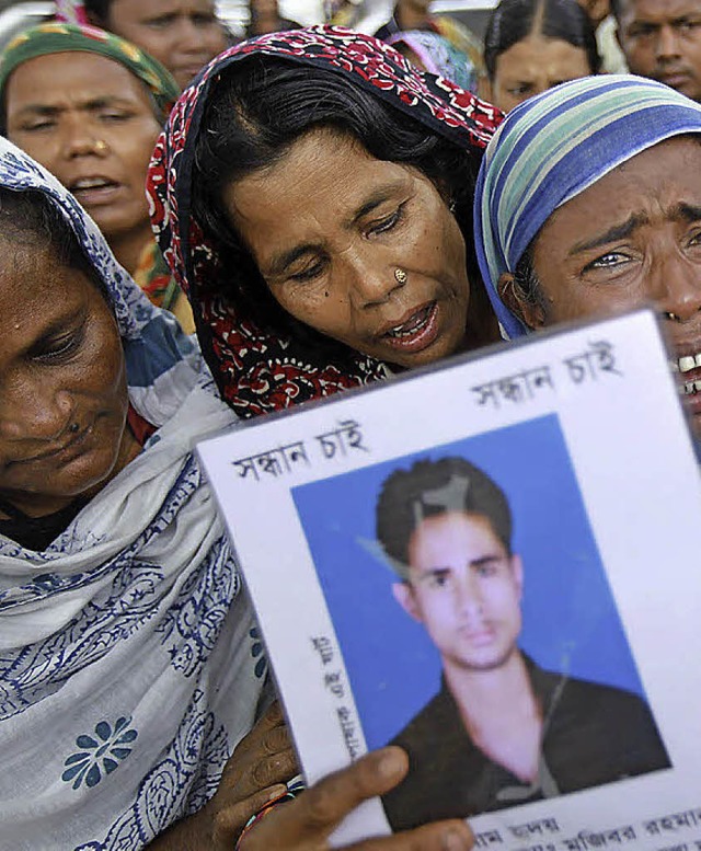 Frauen trauern um einen Mann, der beim...rik Rana Plaza  in Bangladesch starb.   | Foto: DPA