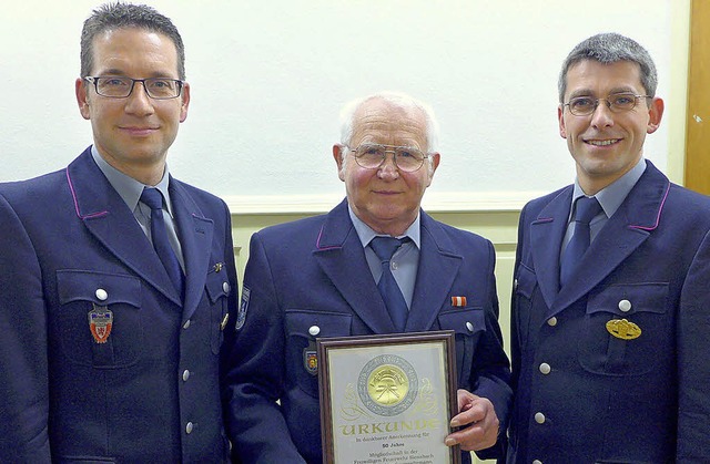 Stadtkommandant Christian Klein (links...d Wehrle (rechts) ehren Herbert Nitz.   | Foto: Eberhard Weiss