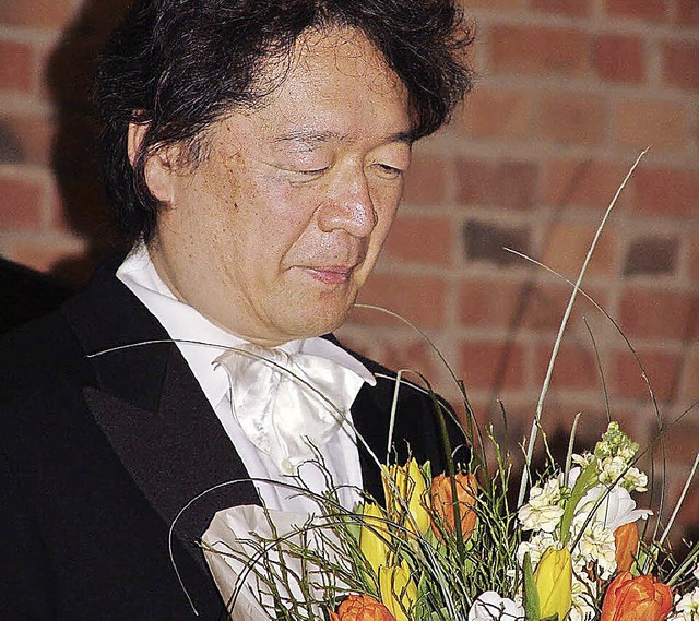 Blumen fr den Pianisten: Maki Kobayas...n Beethovens im Umkircher Brgersaal.   | Foto: k. wortelkamp
