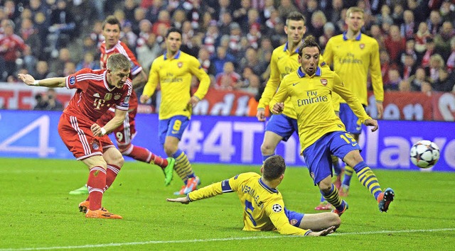 Schuss, Tor: Bastian Schweinsteiger (l...r den FC Bayern gegen Arsenal London.   | Foto: AFP