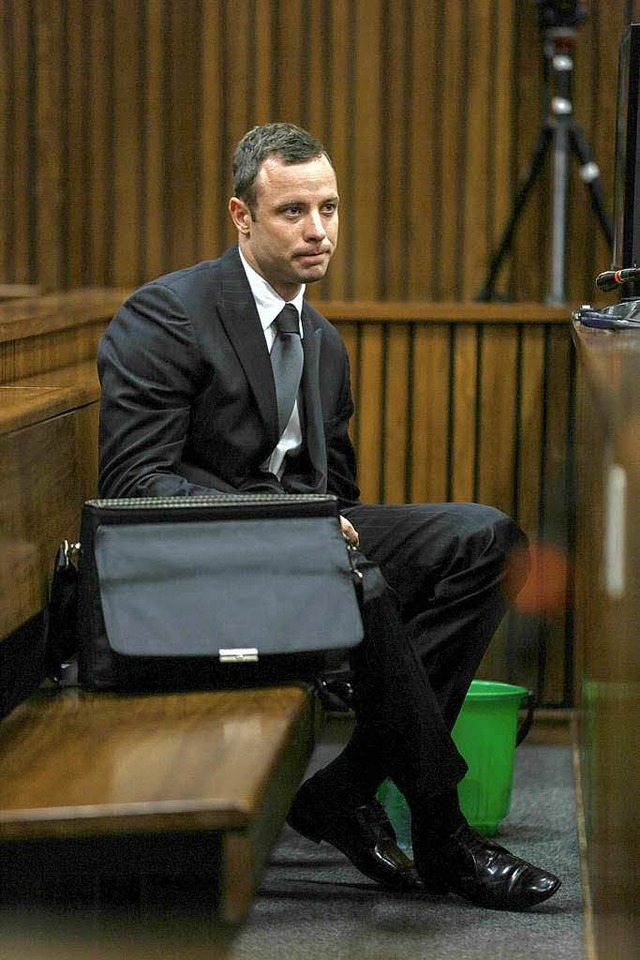 Oscar Pistorius am Dienstag vor Gerich... Vortag hat er einen Eimer neben sich.  | Foto: dpa