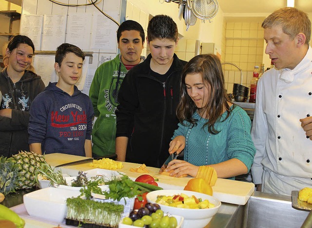 Achtklssler der Werkrealschule durfte...richtigen Umgang mit dem Messer hatte.  | Foto: Martha Weishaar