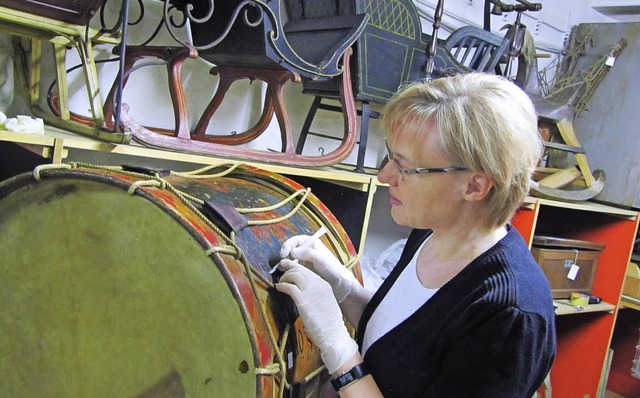 Holzrestauratorin Elke von Hirschhause...n einer Trommel im Depot des Museums.   | Foto: Archivbild: Sabine Ehrentreich
