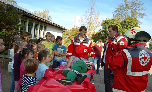 Vrstetter Rotkreuz-Helfer haben Kinder in der Schule angeworben.   | Foto: Pia Grttinger
