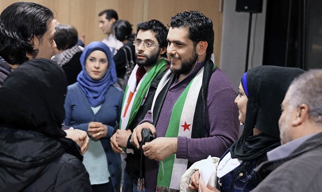 Am Ende der Podiumsdiskussion tauschen...hen Flchtlinge ihre Erfahrungen aus.   | Foto: susanne gilg