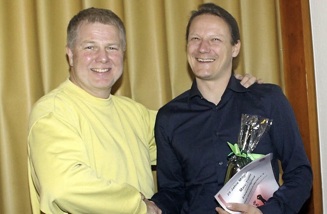 Ehrenurkunde und Prsent fr 25-jhrig... Lothar Brunner (links) an Marc Trby.  | Foto: Albert Greiner