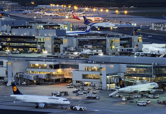 Nur tief in der Nacht ist hier Ruhe: der Frankfurter Flughafen  | Foto: dpa