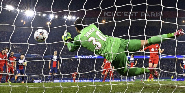 Der Leverkusener Simon Rolfes scheiter...ter an PSG-Torhter Salvatore Sirigu.   | Foto: afp