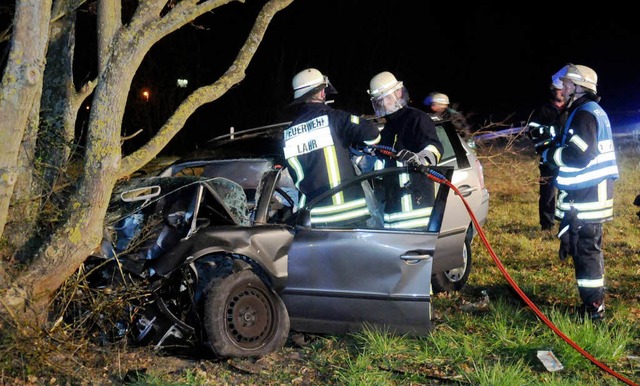 Mit der Rettungsschere mussten die Einsatzkrfte den Mann aus dem Wrack bergen.  | Foto: WOLFGANG KUENSTLE               