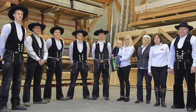 Das Team der Zimmerei Hoch in Slden: ...ihrem kleinen Sohn Luka (von rechts).   | Foto: Susanne Mller