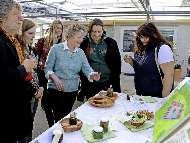 Sasbach. Anni Resch  (dritte von recht...-Garten und Erluterung ihrer Rezepte.  | Foto: Roland Vitt