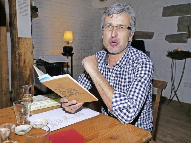 Vom Lesen alemannischer Texte kam man ...Kleinen Hof&#8220; mit Ulrich Schmidt.  | Foto: Christel Hlter-Hassler