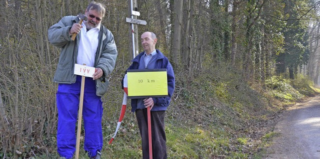 Bernhard Harter (links) und Hubert Obe...llen der Wegweiser im Wallburger Wald   | Foto: Julia Gross