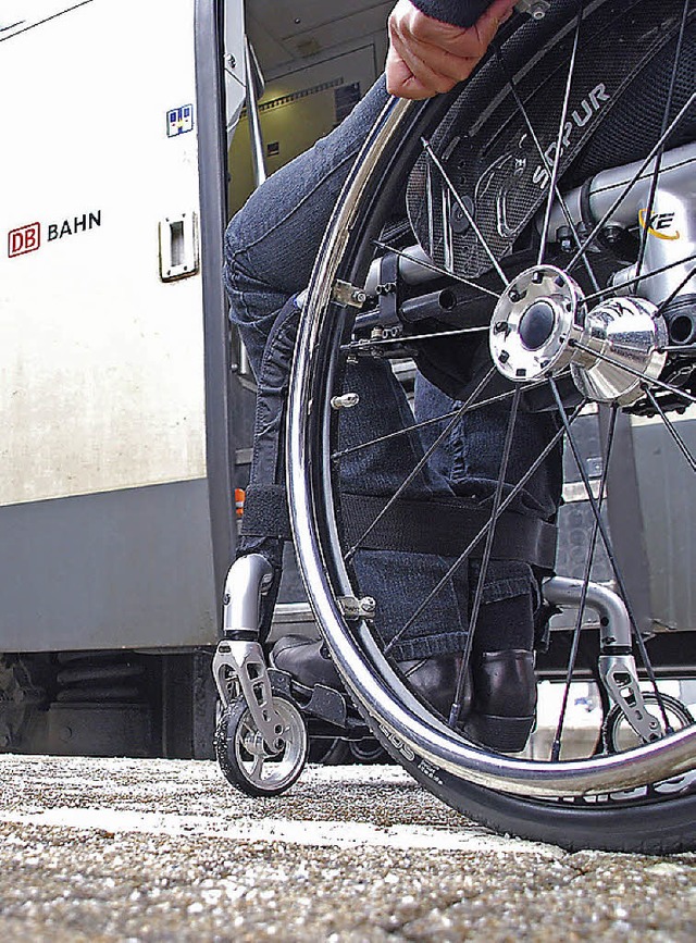 Zugfahren mit dem Rollstuhl ist nicht immer einfach.   | Foto: Staub