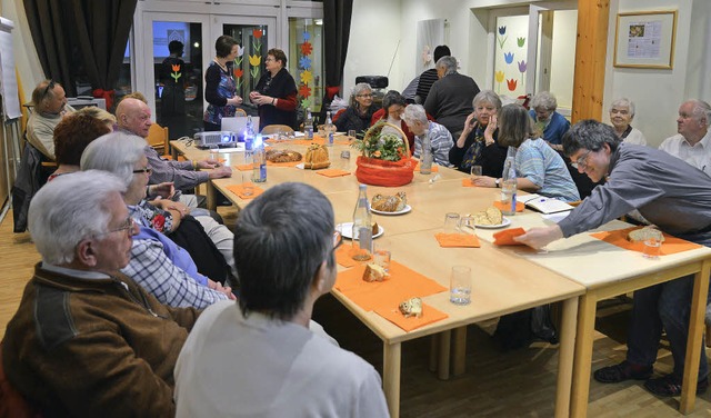 Viel los war beim Infoabend des Hilfsnetzwerks.   | Foto: Martin Eckert