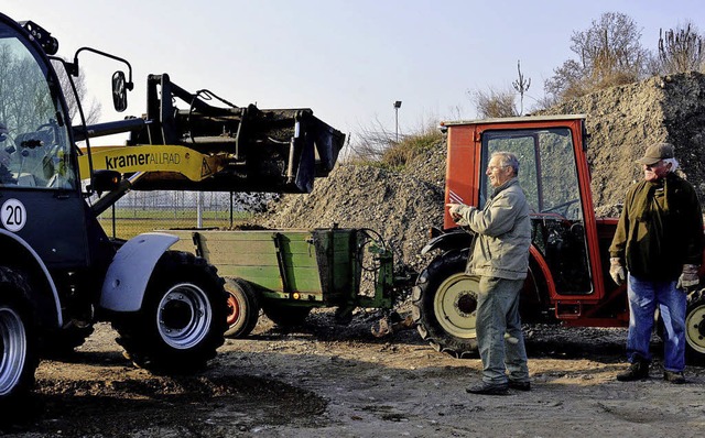 Mit schwerem Gert wurde das Recycling...e Traktoranhnger der Winzer verladen.  | Foto: herbert trogus