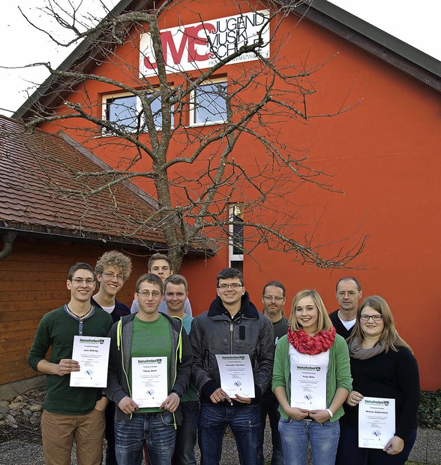 Erst den Taktstock, dann das Zertifika...entenkurses an der Jugendmusikschule.   | Foto: JMS