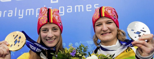 Zeigt her die Medaillen: Anna Schaffel...nks) und Anna-Lena Forster mit Silber   | Foto: dpa