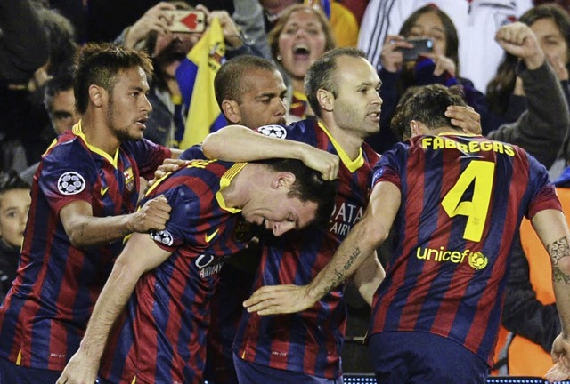 Gebckter Torschtze: Die  Mitspieler ... Fabregas (von links) feiern  Messi.    | Foto: AFP